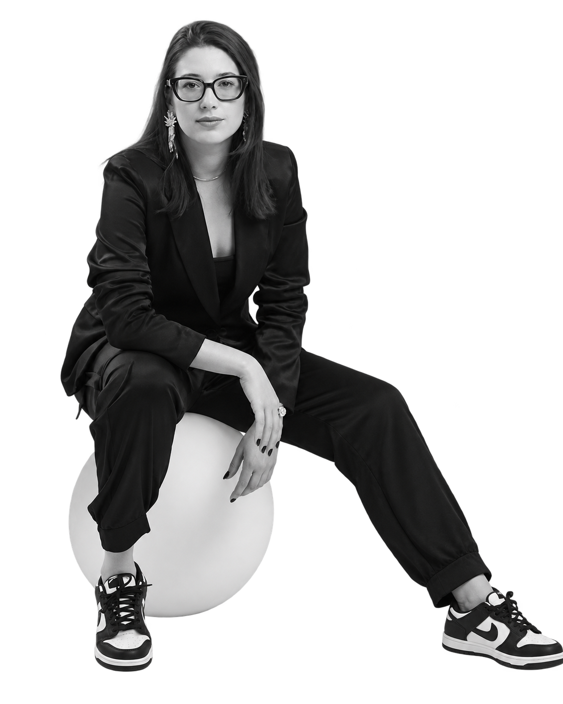 Retrato em preto e branco na apresentação de Fernanda de Souza Ferreira, sobre fundo branco.
